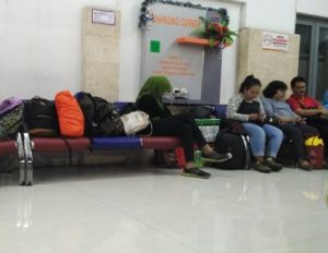 Suasana ruang tunggu stasiun Malang