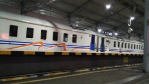 kereta api di stasiun tugu